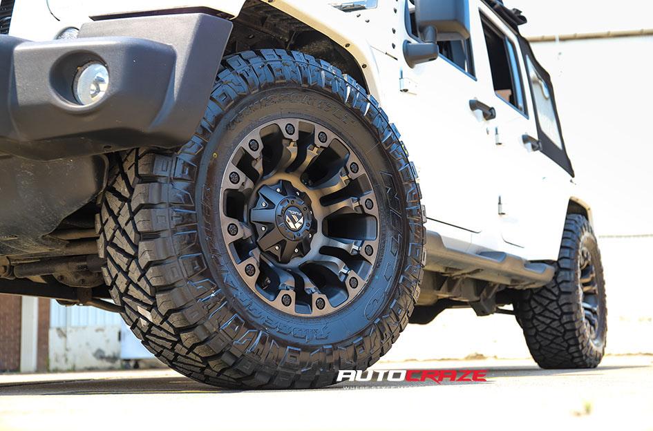 JEEP-WRANGLER-VAPOR-BLACK-MACHINED-WITH-DARK-TINT